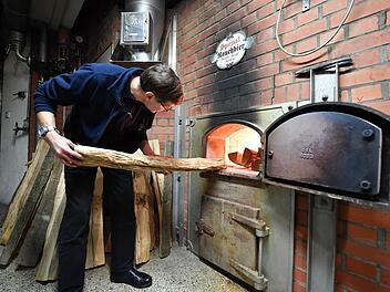 Christian Merz, Inhaber der Bamberger Brauerei Spezial, kontrolliert das Feuer, über dem das Grünmalz gedarrt, also getrocknet wird. Für diese traditionelle Art des Herstellens wurden die Rauchbiere von Spezial und Brauerei Heller in die "Arche des Geschmacks" aufgenommen. Foto: Ronald Rinklef