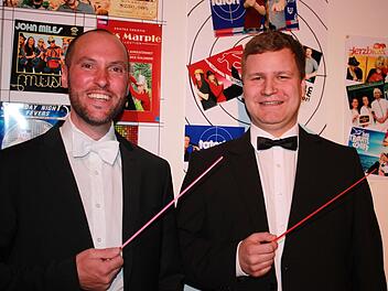 Neu und alt: Christian Baum (links) und Sebastian Saffer, beide mit dem Dirigentenstab, der ihnen vor der Übernahme des Blasorchesters kaputt gegangen und von Günter Rüpplein geklebt und lackiert worden war. Saffer übernimmt jetzt das Zepter beim Blasorchester.