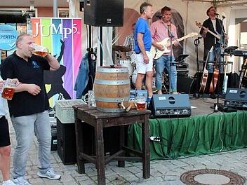 Gerald Brehm, Elena Zemleacov und Markus Götschel (v. l.) waren in Schunkelstimmung, als Kilian Kemmer (r.) sein Höchstadt-Lied zum Besten gab. Foto: Johanna Blum