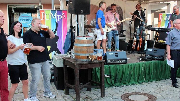 Gerald Brehm, Elena Zemleacov und Markus Götschel (v. l.) waren in Schunkelstimmung, als Kilian Kemmer (r.) sein Höchstadt-Lied zum Besten gab. Foto: Johanna Blum