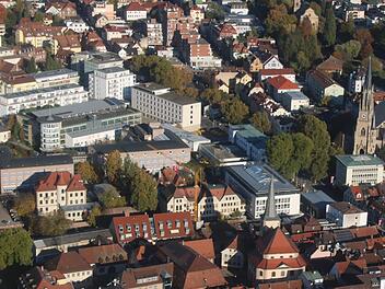 Auf bis zu acht Millionen Euro wird die energetische Sanierung des ehemaligen Telekom-Gebäudes in der Münchner Straße (Bildmitte) geschätzt. Foto: Ralf Ruppert