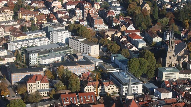 Auf bis zu acht Millionen Euro wird die energetische Sanierung des ehemaligen Telekom-Gebäudes in der Münchner Straße (Bildmitte) geschätzt. Foto: Ralf Ruppert