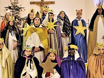 Die Stockheimer Sternsinger vor der Aussendung im Gotteshaus St. Wolfgang. Foto: Gerd Fleischmann