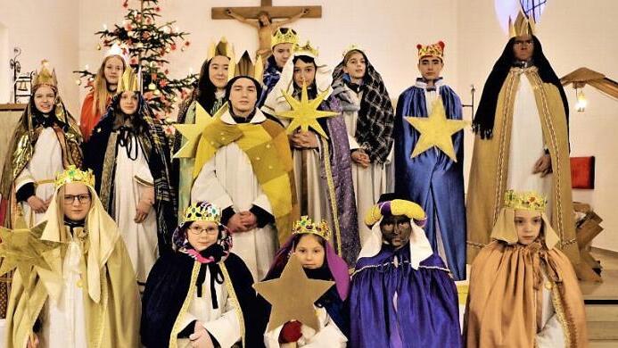 Die Stockheimer Sternsinger vor der Aussendung im Gotteshaus St. Wolfgang. Foto: Gerd Fleischmann