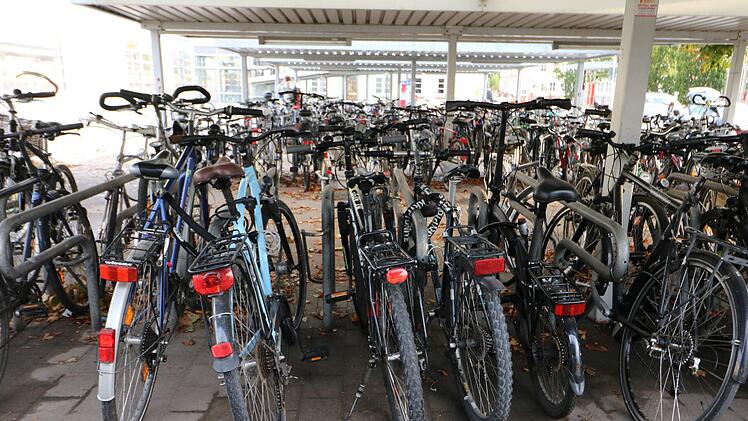 Ein Problem: Der Forchheimer Bahnhof braucht neue Fahrradstellplätze. Foto: Ronald Heck