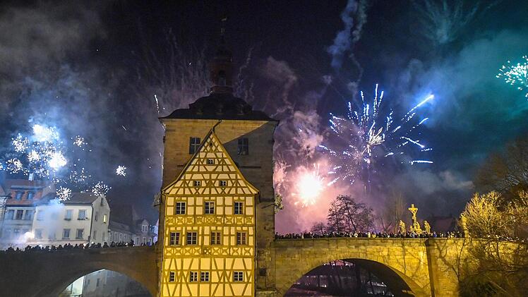 Das Feuerwerk von seiner schönen Seite: Raketen am Alten Rathaus. Ronald Rinklef