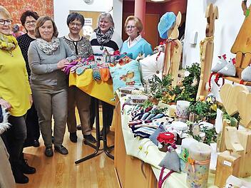 Ob Stricksachen, fruchtige Brotaufstriche oder Deko f&uuml;r die Osterzeit - das Angebot beim Fr&uuml;hlingsbasar des Kreativkreises "Die Montagsbastler" der evangelischen Kirchengemeinde war an Vielfalt kaum zu &uuml;berbieten.  Foto: Bernd Kleinert