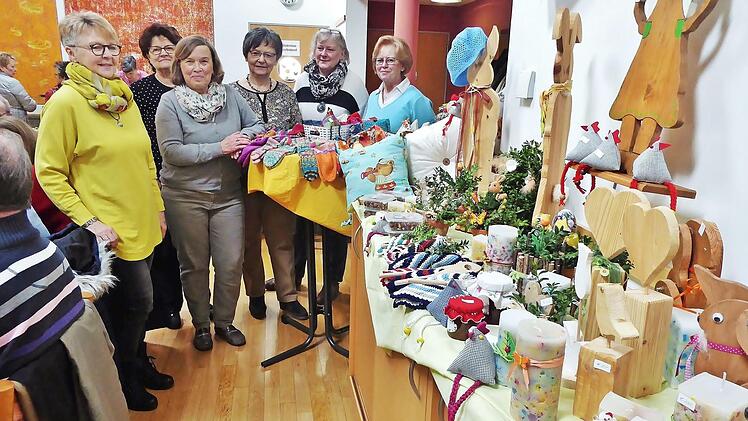 Ob Stricksachen, fruchtige Brotaufstriche oder Deko f&uuml;r die Osterzeit - das Angebot beim Fr&uuml;hlingsbasar des Kreativkreises "Die Montagsbastler" der evangelischen Kirchengemeinde war an Vielfalt kaum zu &uuml;berbieten.  Foto: Bernd Kleinert