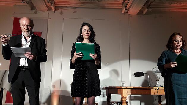 Wolfgang Hundegger, Berufsschaupieler im Rentnerstatus (von links), Susanna Bihari, freie Schauspielerin und  Lyrikerin  sowie Maria Knierzinger, gelernte Kinderp&auml;dagogin und seit 30 Jahren leidenschaftliche Darstellerin schafften es durch Gestik und Sprache immer die Biersprache in der Literatur zu pointieren.