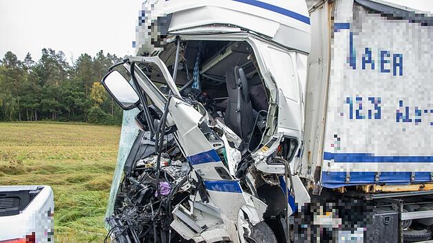 Laster kracht in Stauende: Fahrer verstirbt noch an Unfallstelle