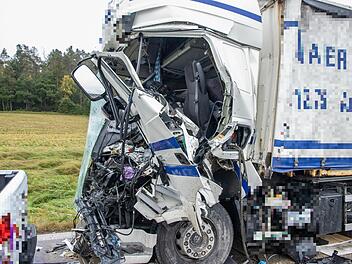 Laster kracht in Stauende: Fahrer verstirbt noch an Unfallstelle