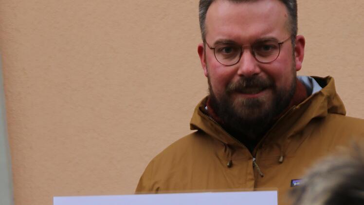 Felix Papsch zeigt den Teilnehmern ein Diagramm.