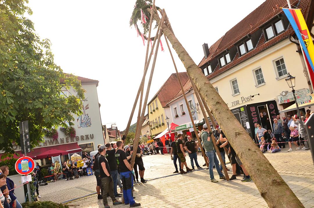 Aufstellen vom Kirchweihbaum & Party am Abend.