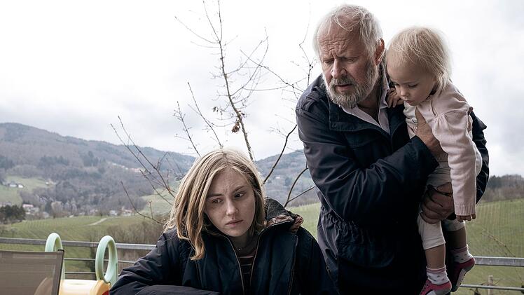 Jans Frau Eva (Elisa Schlott) ist mit dem zweiten gemeinsamen Kind schwanger, als ihr Mann in Brasilien spurlos verschwindet. W&auml;hrend sie zu Hause um ihn bangt, macht sich Jans Vater Klemens (Axel Milberg) auf den Weg nach S&uuml;damerika, um seinen Sohn zu suchen.