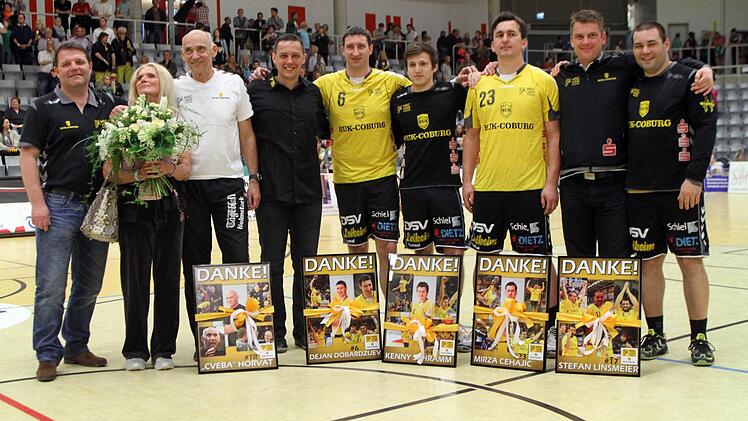Abschied aus Coburg. Das Führungstrio dankte dem scheidenden Trainer und vier Spielern aus dem Drittligakader (von links): HSC-GmbH-Vorsitzender Jochen Knauer, Dunja und Hrvoje Horvat, HSC-Vorstandssprecher Stefan Apfel, die drei Spieler Dejan Dobardzijev, Kenny Schramm und Mirza Cehajic, Vorstandsmitglied Michael Häfner und Stefan Linsmeier.