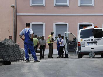 Die Einsatzkräfte beraten sich über die kontrollierte Sprengung der Handgranate aus dem Zweiten Weltkrieg. Fotos: Matthias Hoch