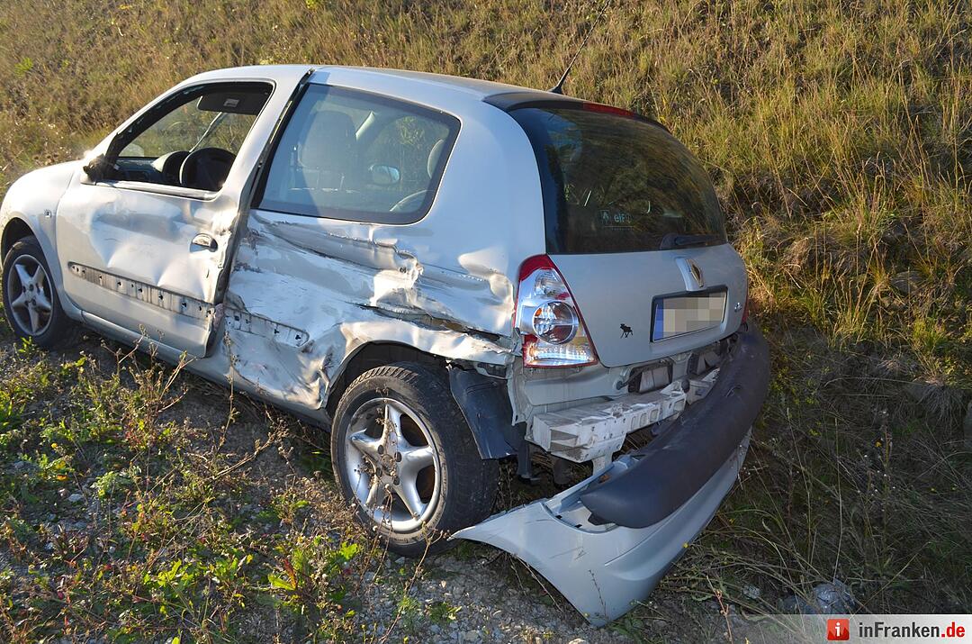 Lkw rammt Taxi auf B8