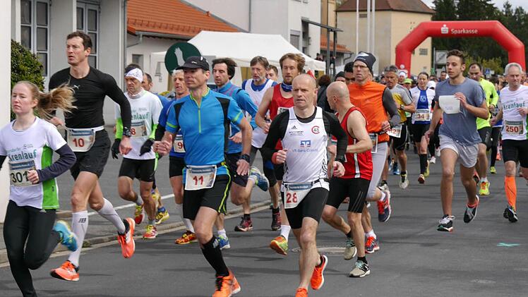Fast 300 M&auml;nner und Frauen wagten sich bei der Erstausgabe des Baiersdorfer Krenlaufs auf den zehn Kilometer langen Rundkurs, der von vielen Teilnehmern gelobt wurde.