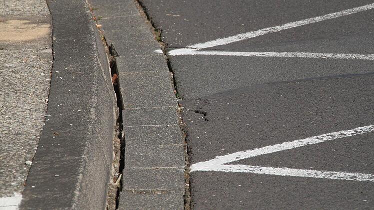 Erste Schäden an der Hartstraße wurden sichtbar. Foto: Ulrike Müller
