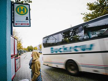 Lange Wartezeiten oder verpasste Busse sollen mit dem bedarfsorientierten Mobilitätskonzept der Vergangenheit angehören. Abfahrtzeiten werden individuell ausgerechnet - je nachdem wie viele Haltestellen angefahren werden. Foto: Hendrik Steffens (Archiv)
