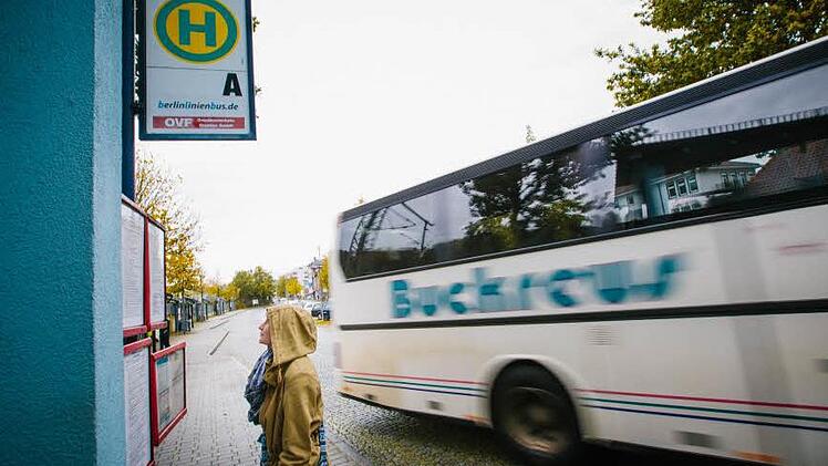 Lange Wartezeiten oder verpasste Busse sollen mit dem bedarfsorientierten Mobilitätskonzept der Vergangenheit angehören. Abfahrtzeiten werden individuell ausgerechnet - je nachdem wie viele Haltestellen angefahren werden. Foto: Hendrik Steffens (Archiv)