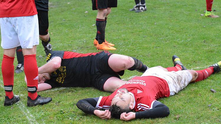 Schmerzhafte Begegnung beim Spiel des FC Bad Brückenau (rote Trikots) gegen die SG Heustreu (0:2). Foto: ssp