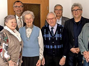 Betina St&ouml;hr (VdK), Inge R&ouml;diger (Seniorenclub), B&uuml;rgermeister J&uuml;rgen Kohmann, Ehefrau Ruth Rauh, VdK-Ortsvorsitzender G&uuml;nter Meidel, Pfarrer Matthias Hagen und der Schwager Arno Schilbach gratulierten Jubilar Harald Rauh (Mitte) zum 90. Geburtstag.  Foto: Hartmut Klamm