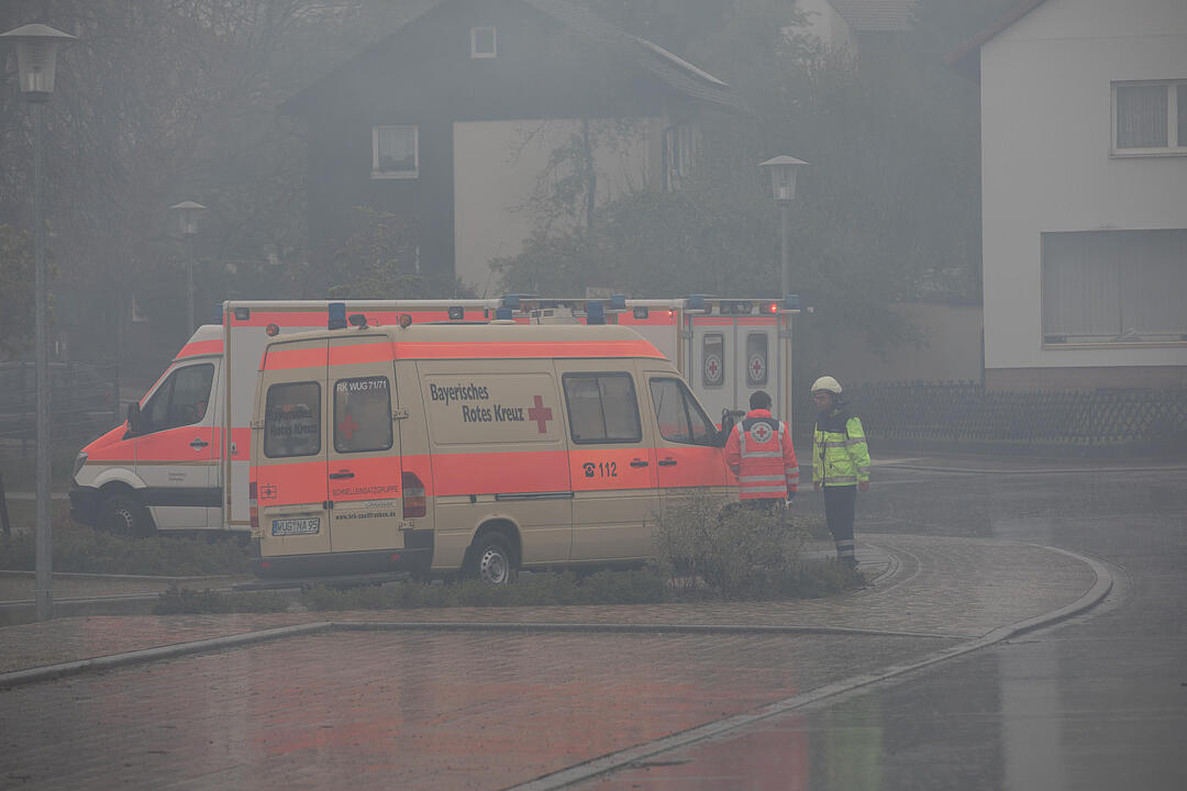 Brand in Doppelhaushälfte: Anderer Gebäudeteil in Mitleidenschaft gezogen - Bewohner leicht verletzt – Feuerwehr muss Dachstuhl öffnen, um Glutnester zu bekämpfen