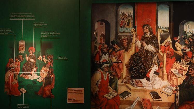 Original des Verhörs des Heiligen Stephanus (rechts) mit Erläuterungen (links): Die Ausstellungsstücke werden ausführlich erläutert. Foto: Barbara Herbst