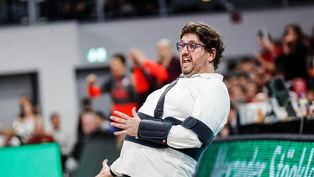 Andrea Trinchieri versuchte trotz seiner schmerzenden Schulter auch in Jena alles, um seine Mannschaft wieder in die Spur zu bringen.