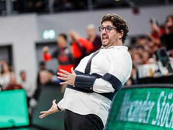 Andrea Trinchieri versuchte trotz seiner schmerzenden Schulter auch in Jena alles, um seine Mannschaft wieder in die Spur zu bringen.