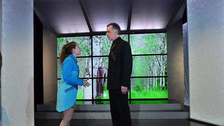 Iris (Tonia Fechter) und  Geschäftsmann Sims (Ingo Pfeiffer) werden von   Ermittler Woodnut (Georg Schmiechen, im Hintergrund) beobachtet. Foto: Sebastian Worch
