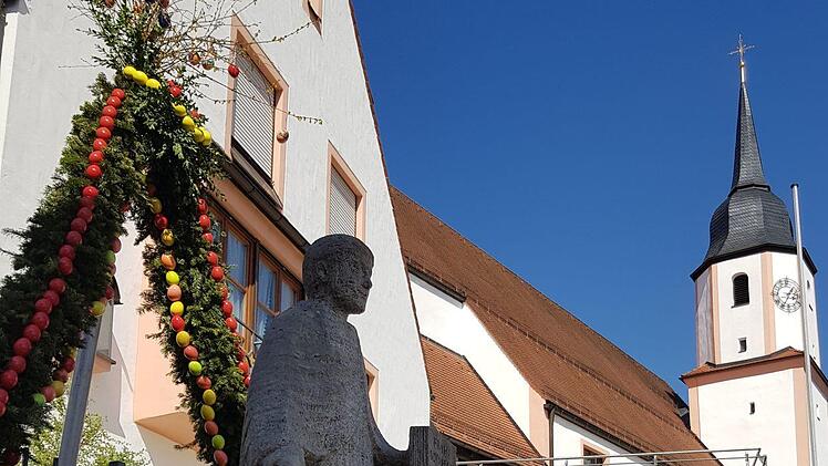 Der Osterbrunnen an der St. Laurentius-Kirche in Obertrubach Foto: Ronald Heck