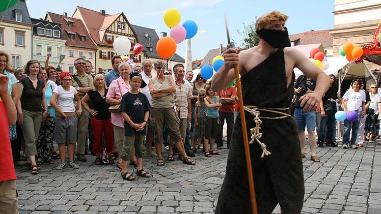 Originelle Eröffnung des 30. Altstadtfests mit TheaterBR-Archiv