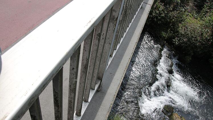 Die Brücke über den Trubbach soll noch im September saniert werden. Foto: Johannes Höllein