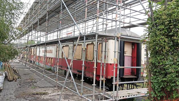 Der Waggon wird komplett eingehaust, damit er sandgestrahlt werden kann. Die Fenster wurden von der Glaserei Sp&auml;th ausgebaut und gesichert. Fotos: Simone Bastian (2), Stadt Coburg (1)