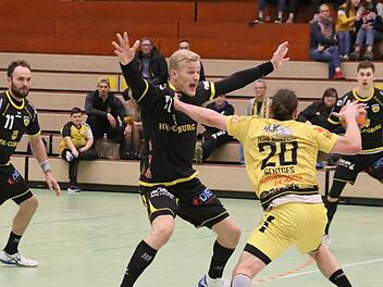 Du kommst hier nicht durch! Andreas Schröder - flankiert von Kapitän Sebastian Weber (links) und Linksaußen Max Jaeger (rechts) - machte in dieser Szene dem Krefelder Spielmacher Gentges eindeutig klar, wer Herr am Coburger Kreis ist. Der HSC siegte beim Ligaschlusslicht klar mit zwölf Toren Unterschied und festigte seine Tabellenführung in der 2. Handball-Bundesliga.Iris Bilek