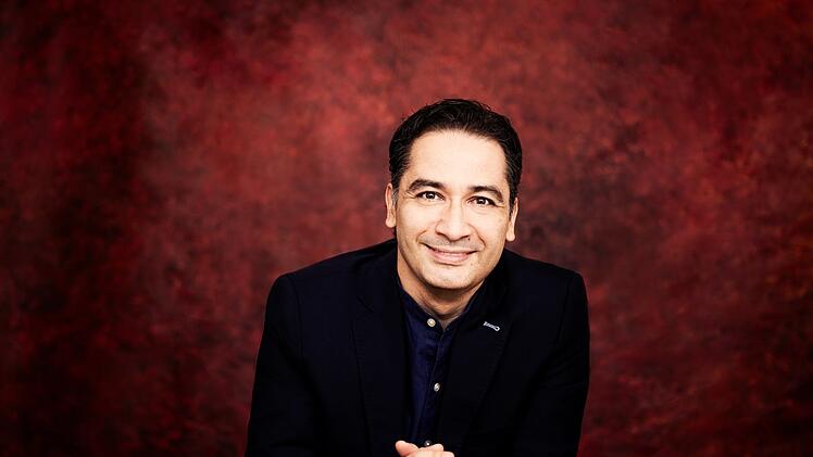 Der kolumbianische Dirigent Andr&eacute;s Orozco-Estrada &uuml;bernimmt die musikalische Leitung des Silvesterkonzerts in der Dresdner Semperoper.