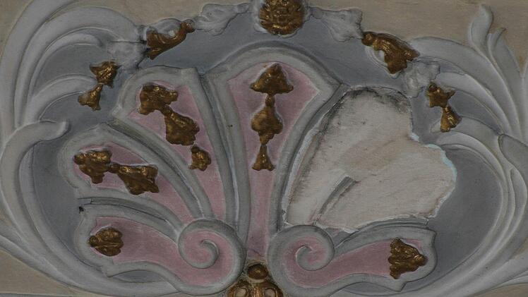 Durch die Bauarbeiten sind zwei Stuckteile heruntergebrochen. Im Zuge der Sanierung werden die Teile aber wieder ausgebessert.