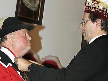 Heiner Reuß begleitet die Kroniche Fousanaocht von ihrer ersten Stunde an. Am Sonntag gab es für ihn die zweithöchste Auszeichnung des Fastnacht-Verbands Franken, den Verdienstorden. Fotos: Corinna Igler