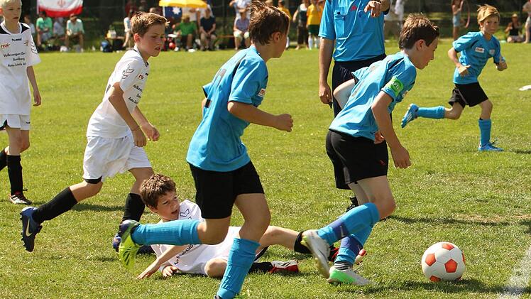 Die Engländer (weißes Trikot) können hier die Sander bei ihrem Sturmlauf mit Kapitän Jonas Hartwig (Zweiter von rechts) nicht stoppen. Foto: Günther Geiling