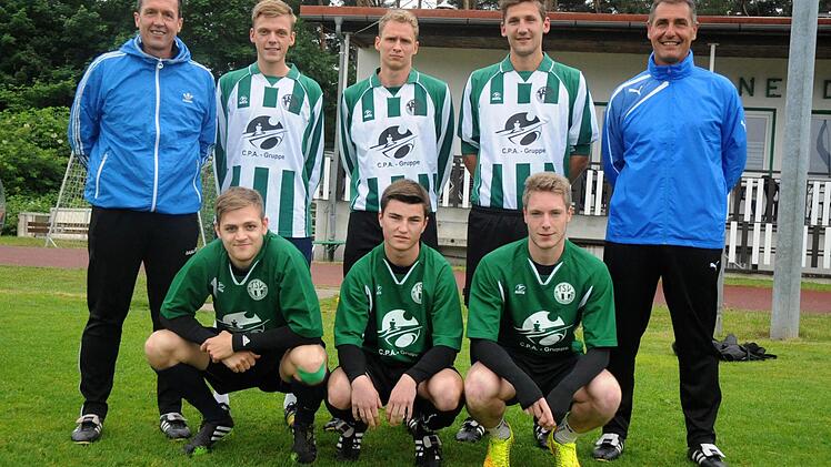 Blutauffrischung für den TSV Neudrossenfeld. Zum Trainingsauftakt der 1. Mannschaft stellten sich dem Fotografen die Neuzugänge (vorne, von links) Jan Vogler, Claudio Bargenda und Sascha Engelhardt sowie (hinten, von links) Co-Trainer Werner Thomas, Philipp Schubert, Gregor Opfermann und Johannes Schatz. Foto: Peter Mularczyk