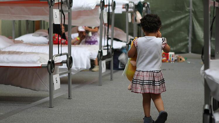 Provisorische Flüchtlingsunterkunft in einer Kulmbacher Schulturnhalle. Foto: Jochen Nützel