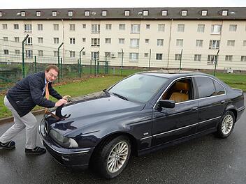 Nüßlein mit seinem blauen BMW. Foto: Ronald Rinklef
