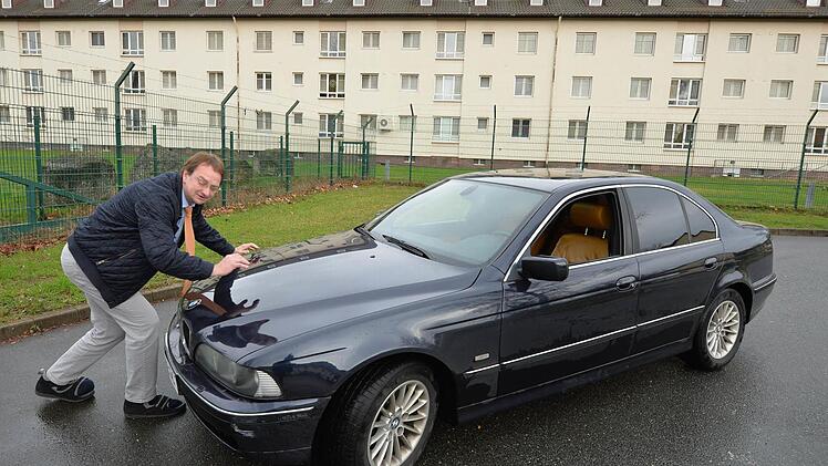 Nüßlein mit seinem blauen BMW. Foto: Ronald Rinklef