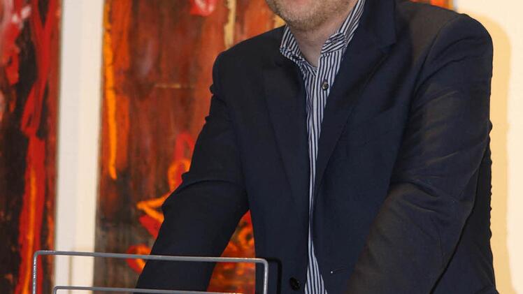 Der Kulturjournalist der Süddeutschen Zeitung, Florian Welle, stellte die Werke von Horst Thürheimer in den neu sanierten Räumen des KKV vor. Foto: Michael Wunder