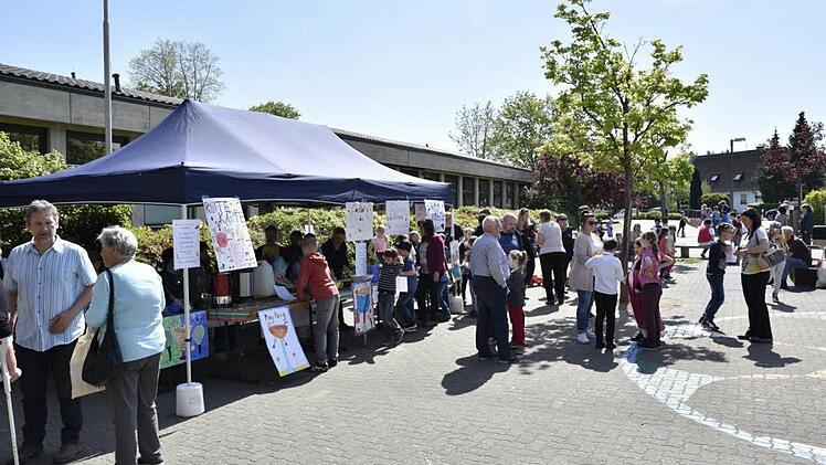 Mit einem großen Fest wurde der Pausenhof von den Schülerinnen, Schülern, Lehrern und Eltern offiziell eingeweiht. Foto: Gerold Snater