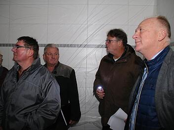 Britta Bildhauer, Bruno Sch&auml;fer, Dieter Petsch, Architekt Andreas Halboth und B&uuml;rgermeister Helmut Blank (von links) sahen sich im Vorfeld der Bauausschuss-Sitzung unter anderem die neuen Toilettenr&auml;ume im Obergeschoss des Amtsgeb&auml;udes am Stenayer Platz an.