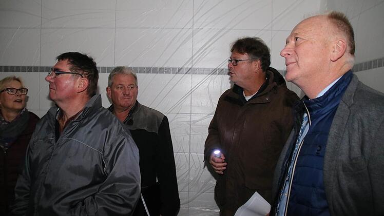 Britta Bildhauer, Bruno Sch&auml;fer, Dieter Petsch, Architekt Andreas Halboth und B&uuml;rgermeister Helmut Blank (von links) sahen sich im Vorfeld der Bauausschuss-Sitzung unter anderem die neuen Toilettenr&auml;ume im Obergeschoss des Amtsgeb&auml;udes am Stenayer Platz an.