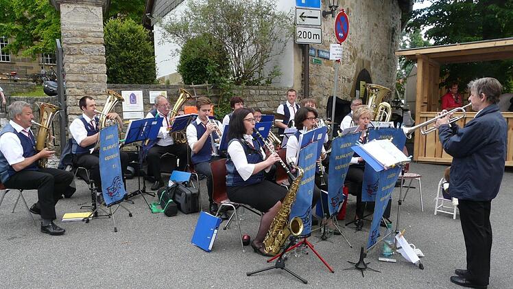 Die Jugendblaskapelle spielte z&uuml;nftig auf dem Markttag auf. Foto: Karin G&uuml;nther
